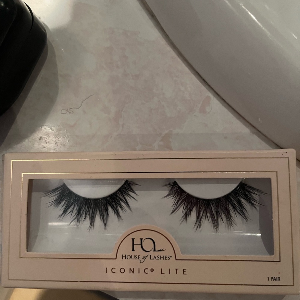 House of Lashes Iconic Lite Black Eyelashes